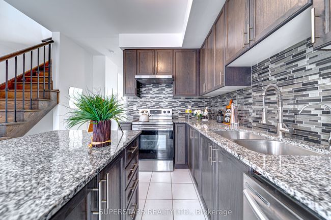 1916 Donald Cousens Pky, House attached with 3 bedrooms, 4 bathrooms and 1 parking in Markham ON | Image 9