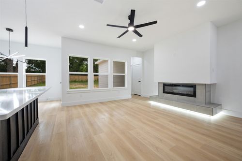 3900 De Maggio St, Dallas, TX, 75210 | Card Image