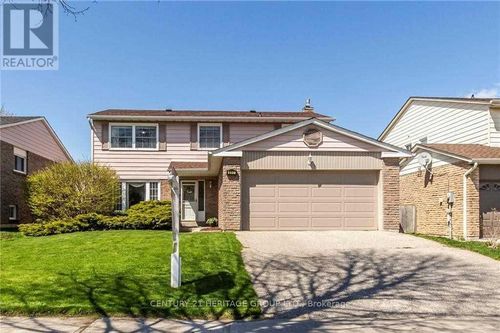 897 Caldwell St, Newmarket, ON, L3Y5R8 | Card Image