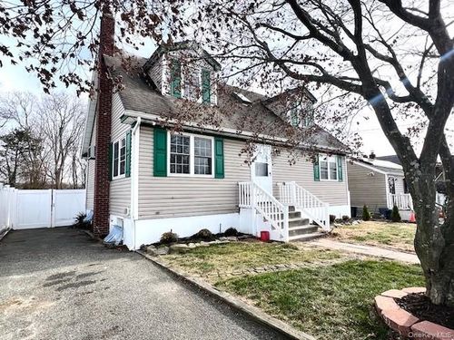 51 Clinton Ave, E Patchogue, NY, 11772-6127 | Card Image