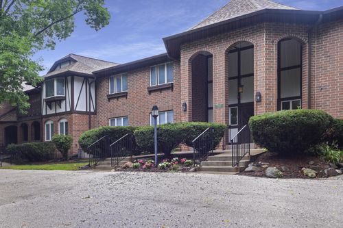 6575 N Green Bay Ave, GLENDALE, WI, 53209-3468 | Card Image