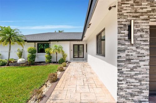 730 Sw 95th Ter, Pembroke Pines, FL, 33025-1116 | Card Image