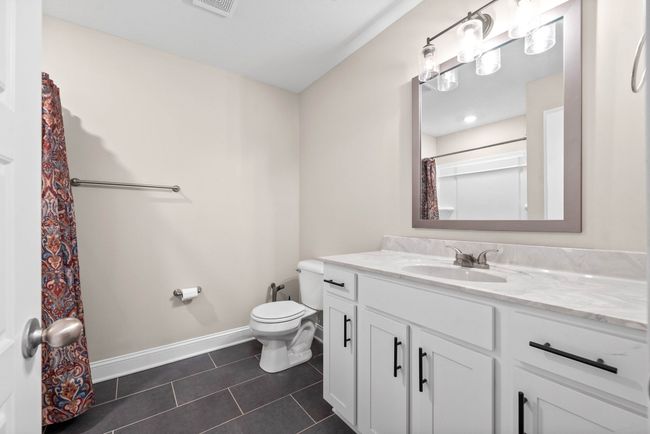 Upstairs hall bath | Image 27