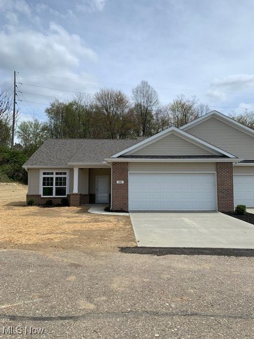 948 Queen Anne Dr Nw, Massillon, OH, 44647-4255 | Card Image
