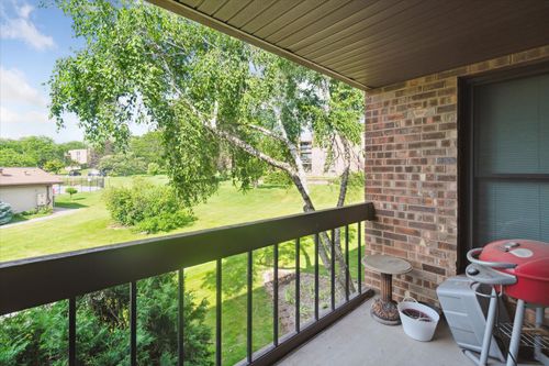 9002 W Lisbon Ave, Milwaukee, WI, 53222-2733 | Card Image