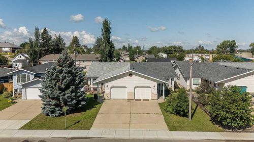 4823 46 Ave, Innisfail, AB, T4G1P2 | Card Image