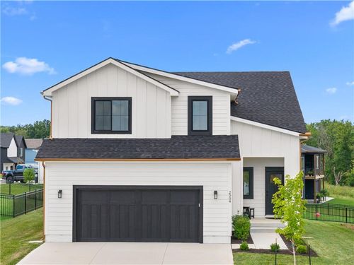 2004 Se Oak Ridge Dr, Oak Grove, MO, 64075-9492 | Card Image
