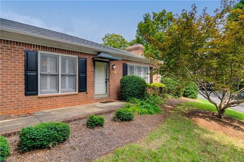 818 Devon Ct, Winston Salem, NC, 27104-1262 | Card Image
