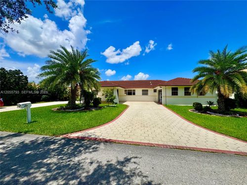 18701 Wentworth Dr, Hialeah, FL, 33015-2917 | Card Image