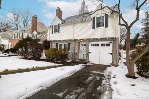 28 Saint Thomas Pl, Malverne, NY, 11565-1438 | Card Image