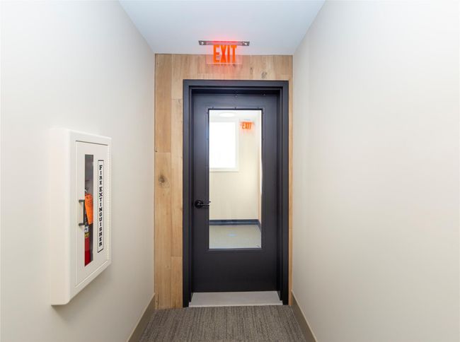 Side entrance from the parking area. | Image 8