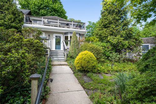 32 Crescent Dr, Huntington, NY, 11743-3407 | Card Image