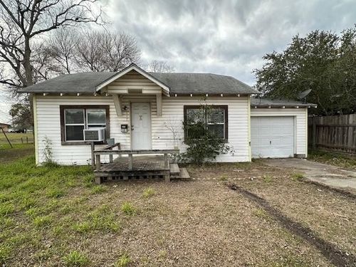 207 N Oneal Ave, Sinton, TX, 78387-2326 | Card Image