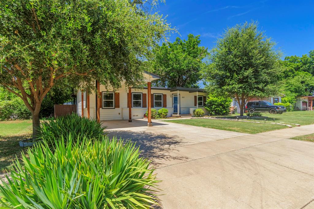 Forrestal Dr, Arlington, TX 76010