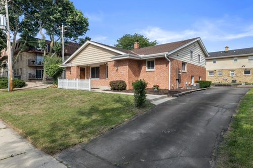 2652 N 124th St, Wauwatosa, WI, 53226-1014 | Card Image