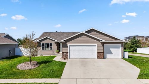 2084 Crestwood Ln, Marion, IA, 52302-4753 | Card Image