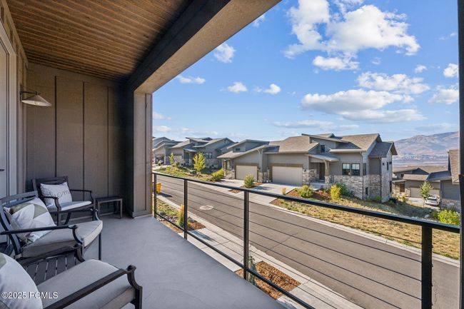 363 E Overlook Loop, Condo with 3 bedrooms, 4 bathrooms and null parking in Hideout UT | Image 27