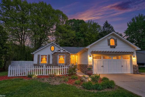 5311 Crestwood Dr, Grand Blanc, MI, 48439-4319 | Card Image
