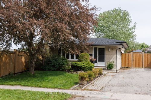 2 Surrey Cres, London, ON, N6E1T6 | Card Image