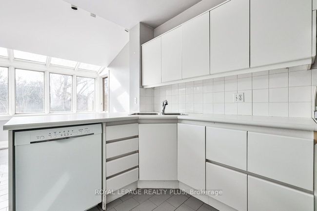 225 Glenrose Ave, House other with 4 bedrooms, 3 bathrooms and 4 parking in Toronto ON | Image 14