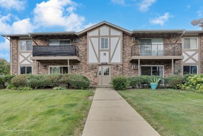 16-109 - 9s220 Lake Drive, Condo with 2 bedrooms, 1 bathrooms and 2 parking in Willowbrook IL | Image 1