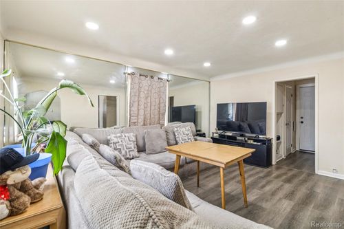 16240 Manning St, Detroit, MI, 48205-2031 | Card Image