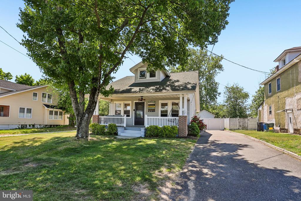 Residential in MOUNT ROYAL 4