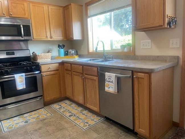 Large Eat in Kitchen. | Image 7