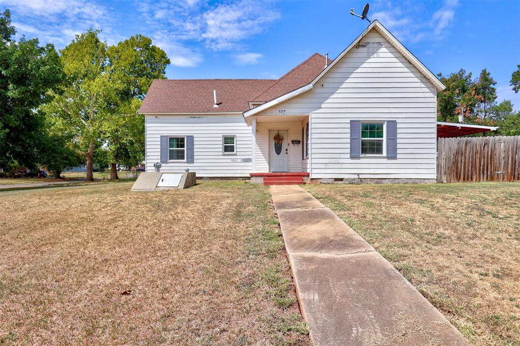 11th St, Chickasha, OK 73018