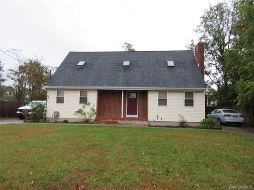 9 Palfrey St, Bay Shore, NY, 11706-4121 | Card Image
