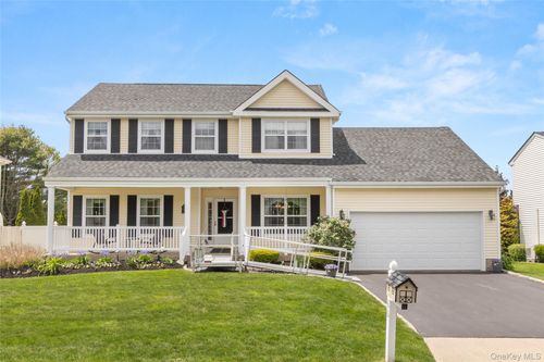 86 Summerfield Dr, Holtsville, NY, 11742-2515 | Card Image