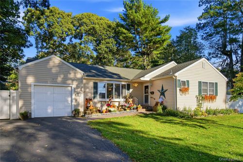 35 Wyant Ave, Lake Ronkonkoma, NY, 11779-4136 | Card Image