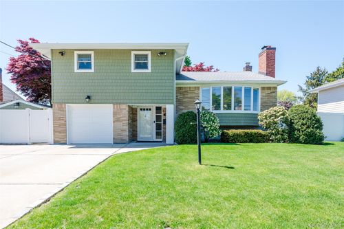 29 Kirkwood Dr, Glen Cove, NY, 11542-1633 | Card Image