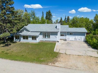 4605 48 St, House detached with 3 bedrooms, 1 bathrooms and 4 parking in Sylvan Lake AB | Image 2