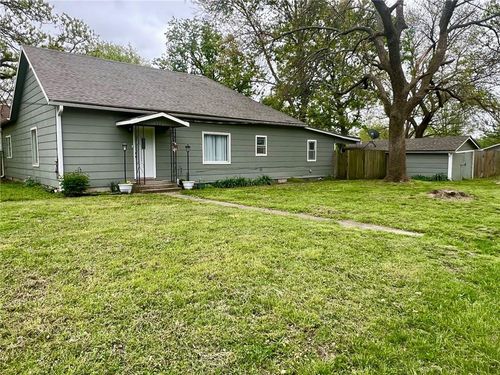 223 N Linn St, Moran, KS, 66755-4220 | Card Image