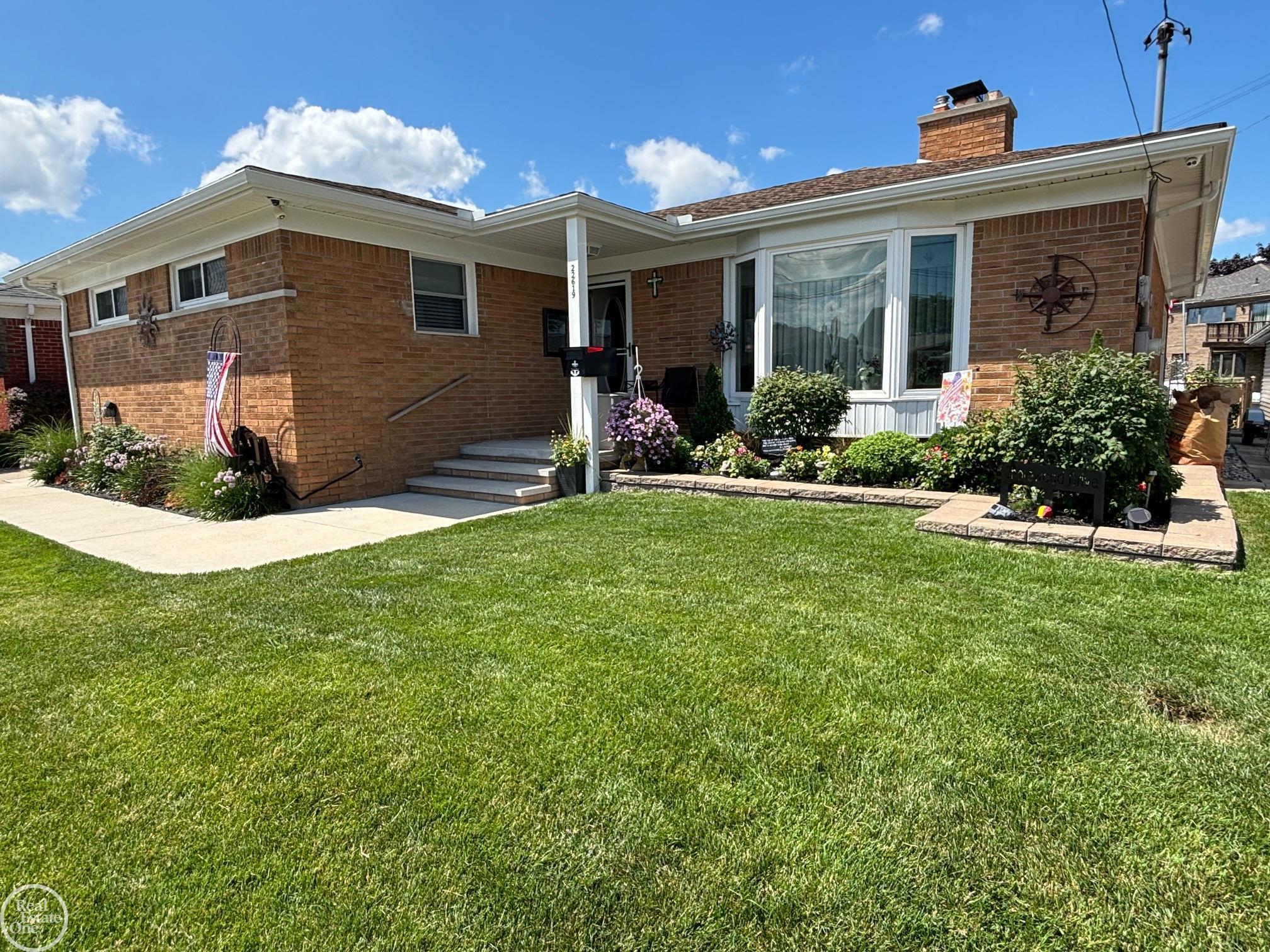 Shorewood Dr, Saint Clair Shores, MI 48081