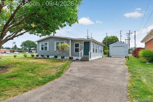 40 Owen St, Belleville, MI, 48111-2922 | Card Image