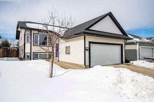 22 Mcdougall Close, Penhold, AB, T0M0B7 | Card Image