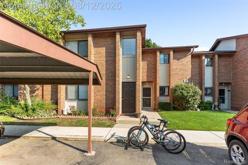 33647 Pondview Cir, Livonia, MI, 48152-1471 | Card Image