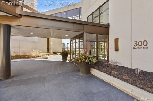 18b-1001 W Jefferson Ave, Detroit, MI, 48226-4508 | Card Image