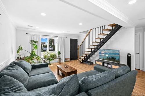 268 42nd St, Lindenhurst, NY, 11757-2727 | Card Image