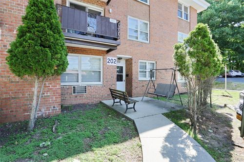 202 Kearsing Pkwy, Monsey, NY, 10952-2206 | Card Image