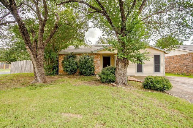 7228 Wayfarer Trl, House other with 4 bedrooms, 2 bathrooms and null parking in Fort Worth TX | Image 4