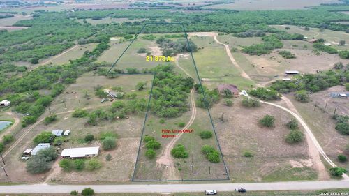 8933 County Road 401, Floresville, TX, 78114-3634 | Card Image