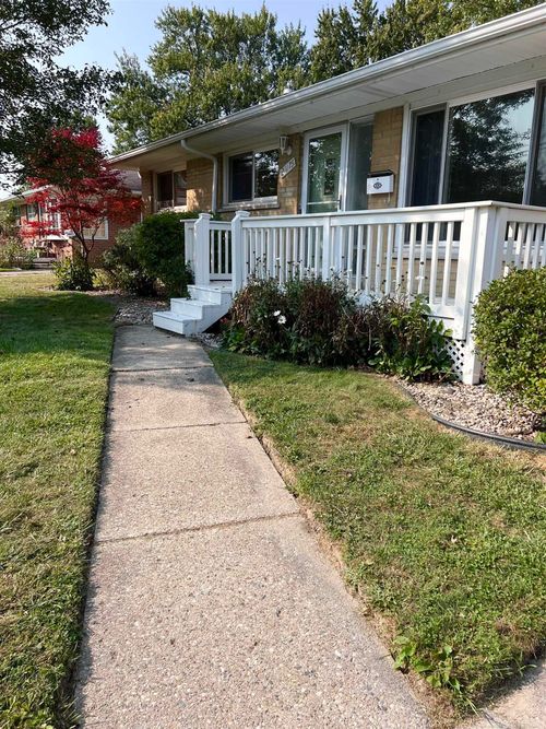 21173 Suffolk St, Clinton Twp, MI, 48035-2775 | Card Image