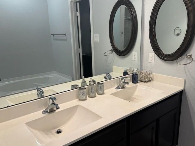 Primary bath with 2 sinks | Image 13