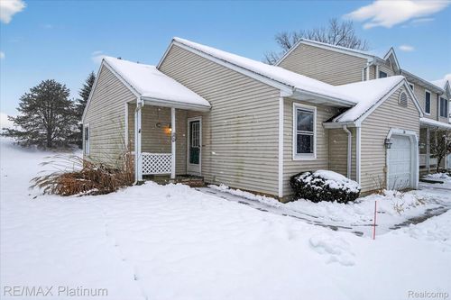 226 Meadow Pointe Dr, Fenton, MI, 48430-1400 | Card Image