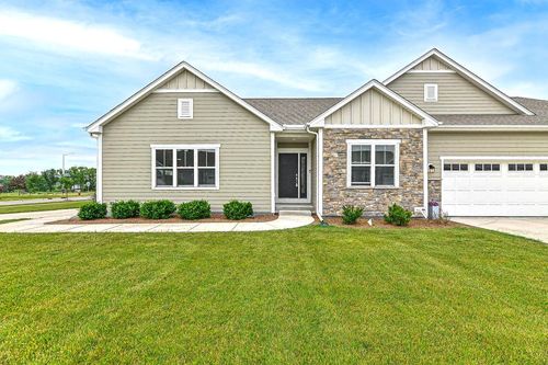 7811 W Park Circle Way, Franklin, WI, 53132 | Card Image