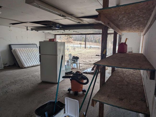 Inside of garage | Image 40