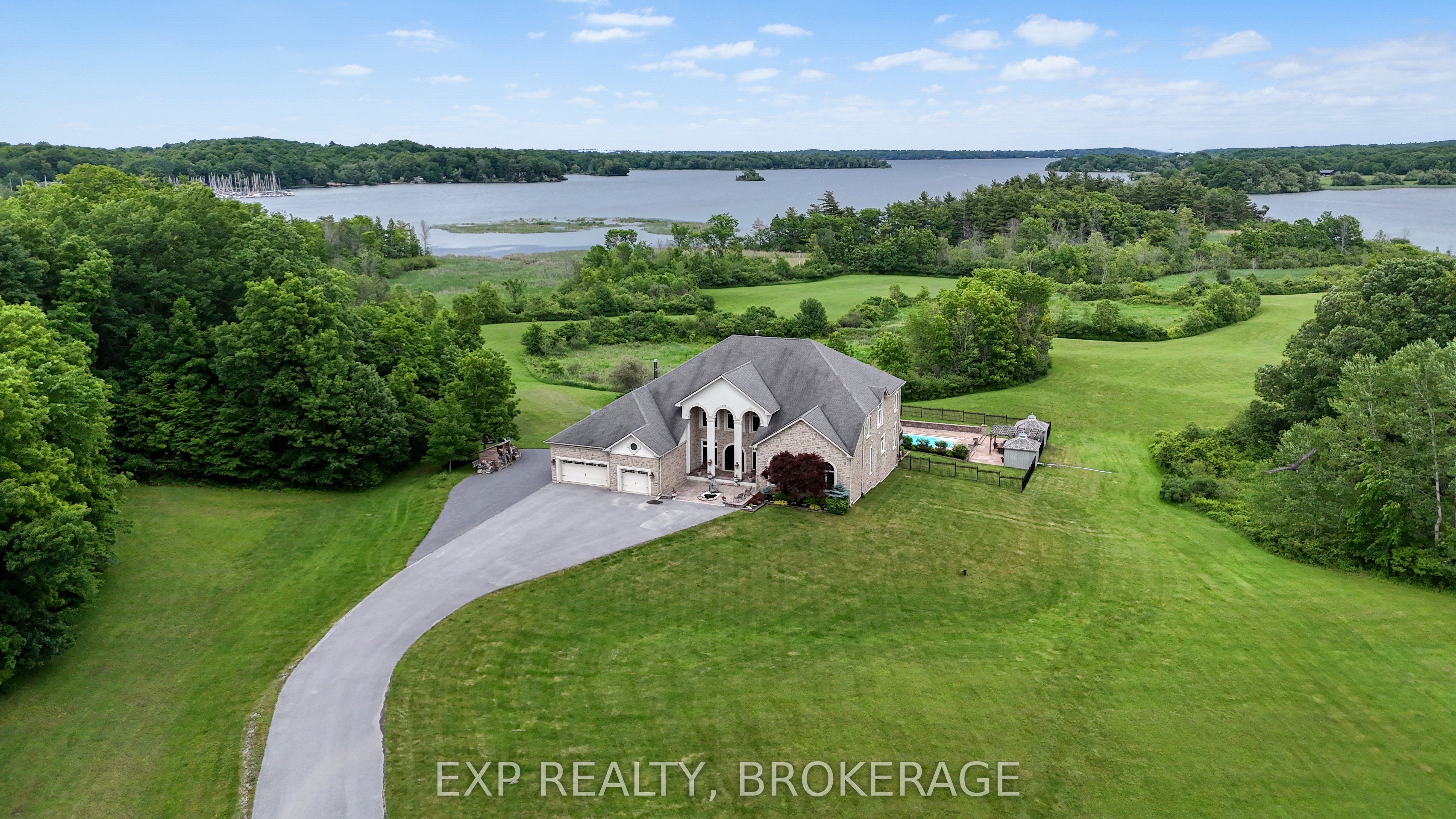 Residential in Frontenac Islands